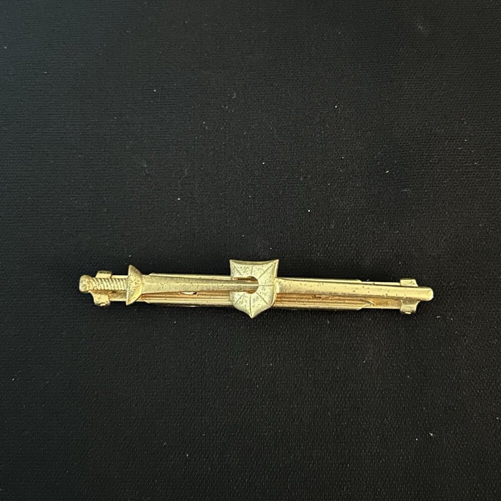 VTG GOLD TONE HADLEY MADE IN USA SWORD SHIELD KNIGHT TIE BAR CLIP ADJUSTABLE